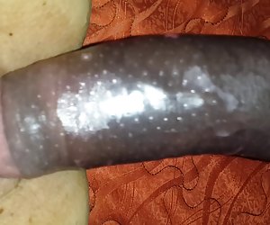 گوش دادن سخت در حالی که شوهرش در گوشی