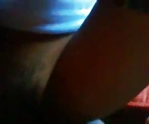 خجالتی دختر نوجوان زیر کلیک کنید در فضای باز